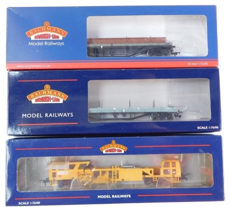 Bachmann OO gauge rolling stock, comprising 36-160 Plasser Tamper machine (non motorised) 33-857A 30 tonne Bogie Bolster and 33-928 30T Bogie Bolster wagon. (3)