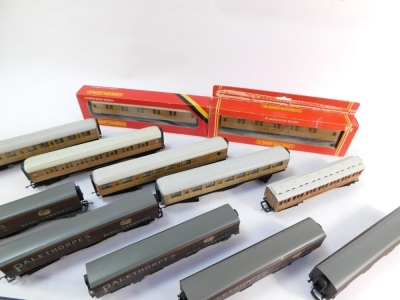 Hornby OO gauge LNER coaches, including R448 LNER sleeping coach, R413 LNER 1st class sleeping car, Palethorpes Siphon parcels vans etc. (1 tray) - 2