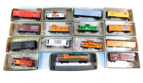 Athern HO gauge G09 BNSF 1600 locomotive and rolling stock, including sleeper cars, cabooses, etc. (a quantity)