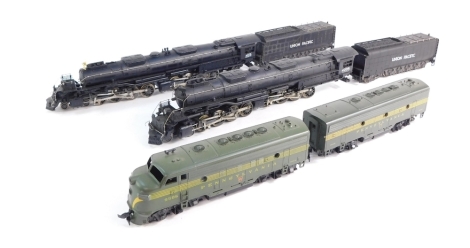 HO gauge locomotives, including a Rivarossi 4-8-8-4 Big Boy Union Pacific locomotive and tender, another (AF) etc. (1 tray)