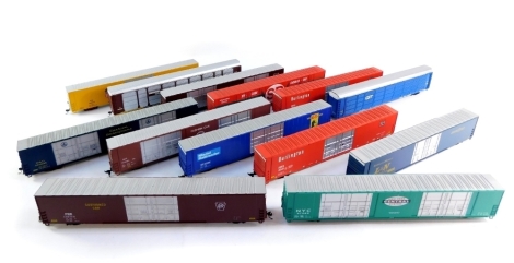 HO gauge cushioned box cars, including Burlington, S-P Hy-Cube, etc. (1 tray)