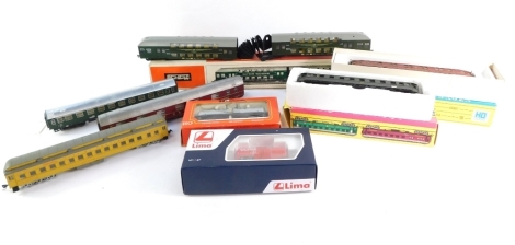 HO gauge coaches and rolling stock, including Schicht D-Zug Oberlichtrwagen, Doppelstockzug coaches, etc. (1 tray)