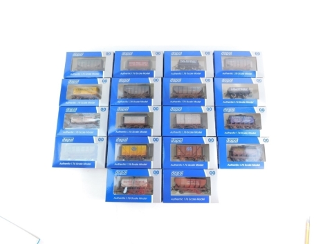 Dapol OO gauge rolling stock, including tanks, lime wagons, etc. (18)