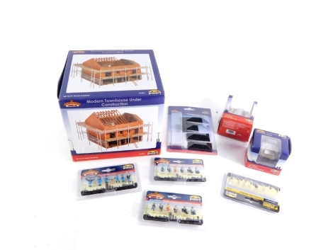 Bachmann Branchline OO gauge buildings and accessories, including a 44-094 modern town house under construction, figures, coal loads, etc. (a quantity)