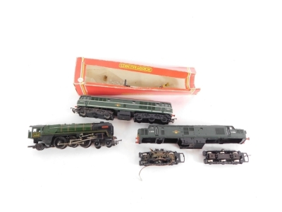 A group of Hornby Railways OO gauge locomotives, to include Standard Class 'Britannia', and two coaches. (AF)