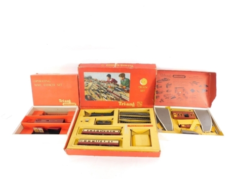 Tri-ang Railways, station set operating mail coach and incomplete R3A train set, boxed. (3)