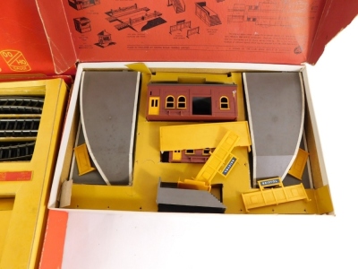 Tri-ang Railways, station set operating mail coach and incomplete R3A train set, boxed. (3) - 3