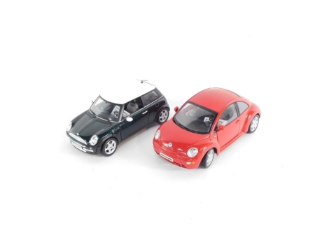Maisto 1:18 scale die cast cars, a Mini Cooper and a Volkswagen New Beetle, unboxed (2)