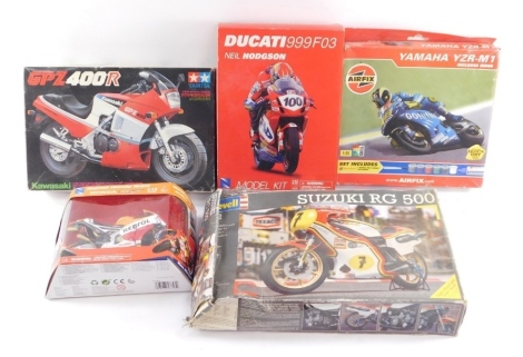 A group of kit build motorbikes, Tamiya GPZ400R, New-Ray Ducati 999FO3, Airfix Yamaha YZR-M1, and a Revell Suzuki RG500, together with a Honda 1:12 scale Repsil Honda Team model, boxed. (5)