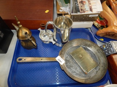 A group of copper and brass wares, to include a copper skillet, a pewter tankard, etc. (1 tray)