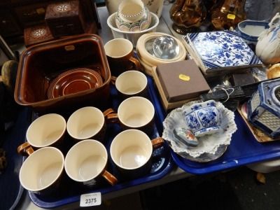 Various ceramics and effects, to include Hornsea brown pattern part tea service, trinket dishes, set of six modern blue and white tiles, chamber pot, jelly mould, etc. (2 trays)