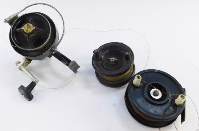 A group of reels, comprising a Point 550 reel, M Lee 7 Son reel and a wooden reel. (3)