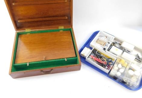 A fly tying vice, together with accessories including scissors and varnish, etc, and a fitted wooden travel case. (a quantity)