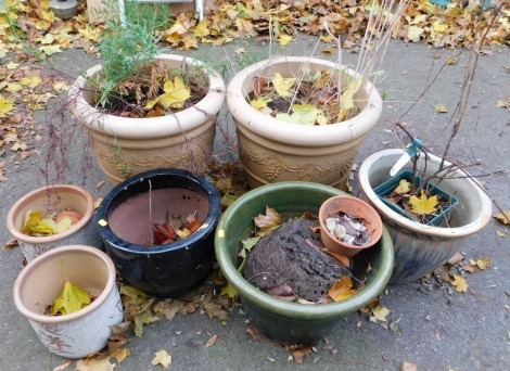 A group of planters, comprising two plastic vine planters, three glazed planters and a pair of pot floral design planters. (7)