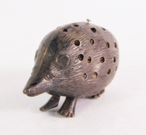 An Edward VII novelty silver pin cushion, formed as a hedgehog, with internal stuffing, Birmingham 1905, 5cm wide.