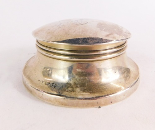 A George V loaded silver dressing table box, of capstan form, initial engraved, opening to reveal a peach lined velvet interior, on a stepped base, Chester 1914, 7¼oz gross.