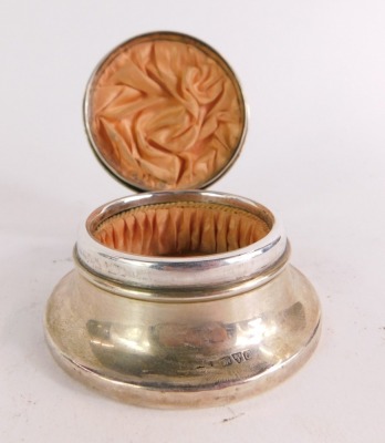 A George V loaded silver dressing table box, of capstan form, initial engraved, opening to reveal a peach lined velvet interior, on a stepped base, Chester 1914, 7¼oz gross. - 2