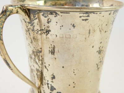 A silver christening tankard, with a shaped and flared handle, on a two collared base, hallmarks rubbed, 3¼oz. - 3