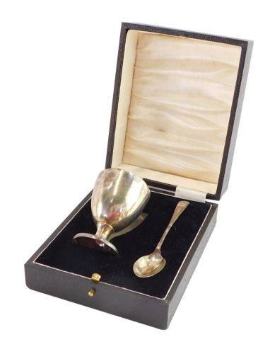 A George VI silver egg cup and spoon, bearing initials PL, Birmingham 1941, 2oz, in presentation box.