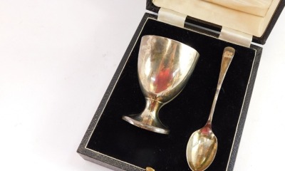 A George VI silver egg cup and spoon, bearing initials PL, Birmingham 1941, 2oz, in presentation box. - 2