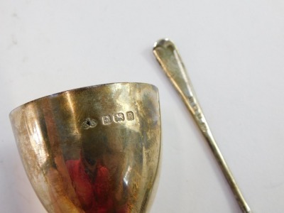 A George VI silver egg cup and spoon, bearing initials PL, Birmingham 1941, 2oz, in presentation box. - 3