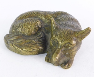 An early 20thC brass model of a seated fox, 10cm wide.
