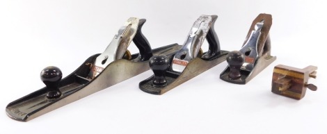 Three Stanley wood planes, to include Bailey No. 7, No. 5 and No. 4 and a Rabone wooden mortise marking gauge. (4)