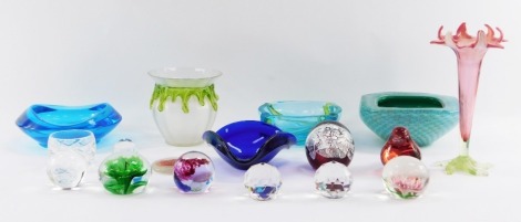 A group of decorative art glass, a Murano glass bowl, a Victorian vaseline glass flared glass vase, modern paperweights, owl ornaments, etc. (1 tray)