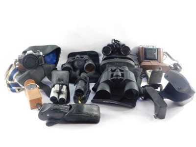 A group of camera and binocular equipment, comprising an Olympus OM10, Lokina SD 1-4-5.6 lens, Praticka travel binoculars, a Zennox 8:4 x50 binoculars, Zenith and other binoculars, boxed cameras, etc. (1 box)