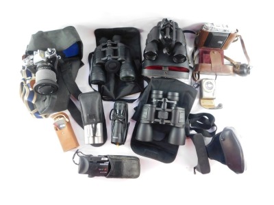 A group of camera and binocular equipment, comprising an Olympus OM10, Lokina SD 1-4-5.6 lens, Praticka travel binoculars, a Zennox 8:4 x50 binoculars, Zenith and other binoculars, boxed cameras, etc. (1 box) - 2