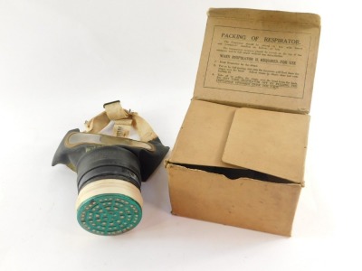 A WWII gas mask, bearing numbers WWM0307 1938, boxed, with packing of respirator notes. - 2