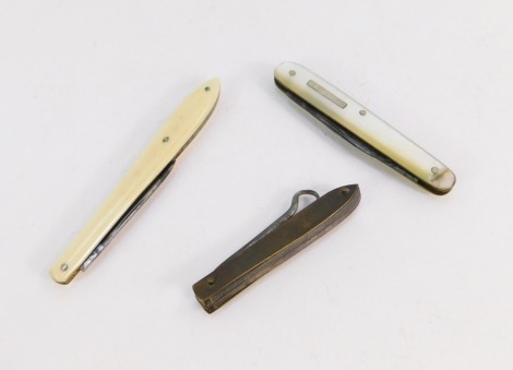 Three folding pocket knives, comprising a mother of pearl steel bladed knife, an ivory handled and steel knife and a brass cased knife. (3)