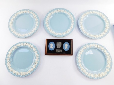 A group of Wedgwood Jasperware, comprising The Silver Jubilee of HM Queen Elizabeth II plaque, with two Wedgwood discs, together with a set of five Wedgwood Barnistones Queensware blue and white plates.