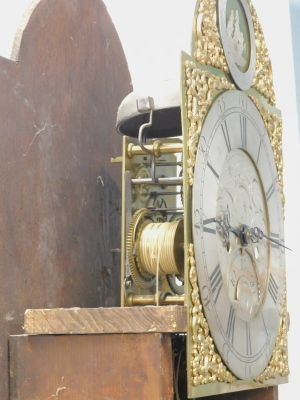 Edward Aldy Lincoln. An 18thC oak longcase clock, the arched hood surmounted by eagle and orb finials, with quarter gilt highlighted columns above a silvered 28cm diameter Roman numeric and Arabic dial, eight day ship rolling movement, Arabic date apertur - 5