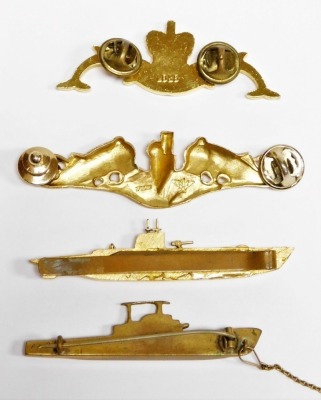 A group of submarine badges, to include an America submarine pin badge, cast with a submarine flanked by two dolphins, 7.5cm wide, etc. (4) - 2