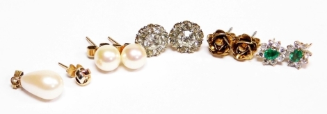 A group of 9ct gold and other earrings, to include a pair of cultured pearl 9ct gold stud earrings, a pair of 9ct gold cz set cluster earrings, a pair of emerald and cz set 9ct gold cluster earrings, a pair of 9ct floral earrings, loose pendant and a sing