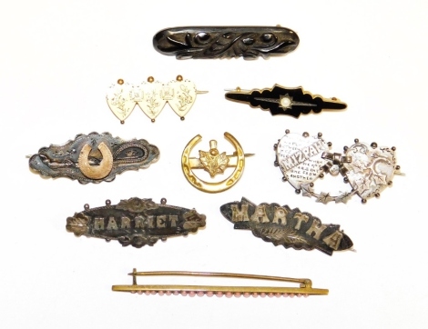 A group of Victorian and later brooches, to include two silver named brooches, to include Harriet and Martha, a silver gilt heart shaped brooch, mizpah brooch, coral set brooch, memorial and gilt brooch, etc. (a quantity)