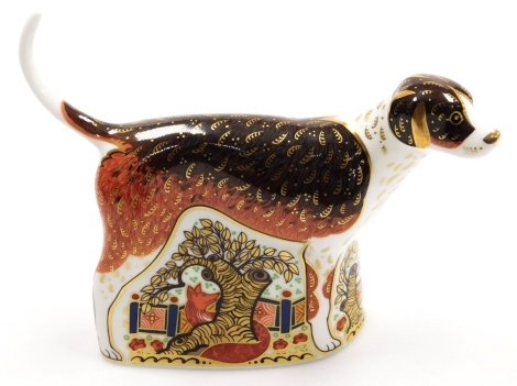 A Royal Crown Derby Foxhound porcelain paperweight, Made Exclusively for Sinclairs, with gold stopper, signed Sue Rowe, with gold printed marks to underside, 22cm wide, boxed with certificate.