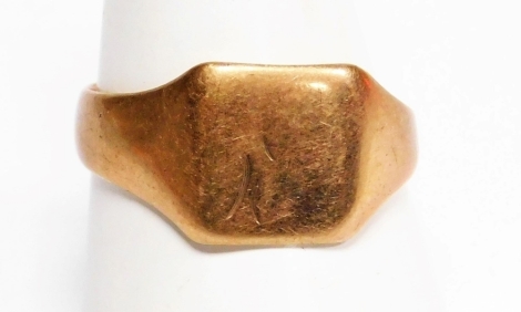 A 9ct gold gents signet ring, with rectangular shield and rubbed lettering, Birmingham circa 1920, ring size V, 4g.