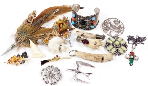 A group of various costume jewellery, to include silver plated handled brooches, feather handles, rabbit claws, Eastern bangle, etc. (1 bag)