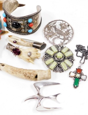 A group of various costume jewellery, to include silver plated handled brooches, feather handles, rabbit claws, Eastern bangle, etc. (1 bag) - 2