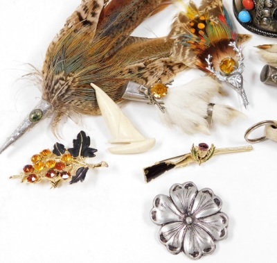 A group of various costume jewellery, to include silver plated handled brooches, feather handles, rabbit claws, Eastern bangle, etc. (1 bag) - 3