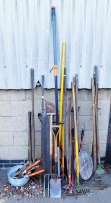 Various garden tools, to include rakes, hoe, spade, forks, saw, dibbers, etc. (a quantity)