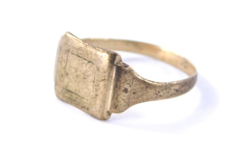 A 9ct gold gents signet ring, the rectangular set panel with etched central square set banding, ring size L, 1.3g all in.