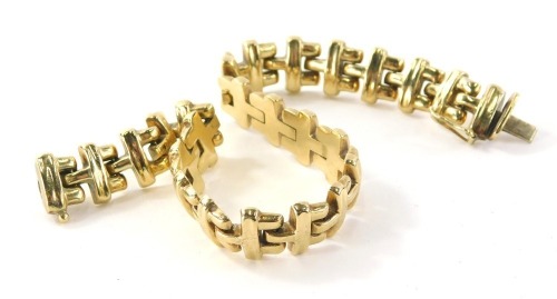 A 9ct gold bracelet, with table links and slide in clip clasp, 22cm long, 20.2g.