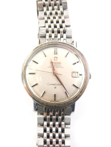 An Omega Constellation automatic chronometer gentleman's wristwatch, with silvered coloured dial and date aperture, on a stainless steel bracelet, the lugs numbered 70, the watch head 3cm wide, 71.6g all in.