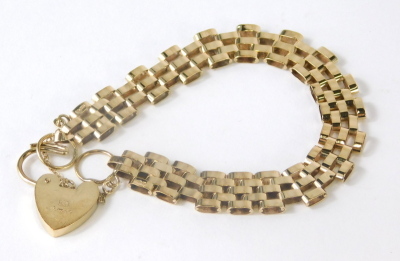 A 9ct gold bracelet, with textured strap and heart shaped clasp, 14cm long, 8g. - 2