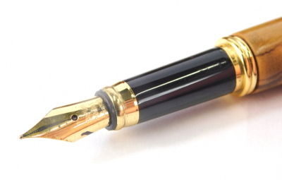 A fountain pen, with turned wooden body and lid, gilt coloured clip and nib marked Aridum Point, 14cm long. (cased) - 3