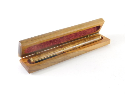 A fountain pen, with turned wooden body and lid, gilt coloured clip and nib marked Aridum Point, 14cm long. (cased) - 4