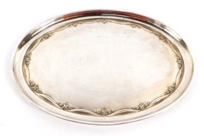 A George V silver oval tray, with embossed Neo Classical floral and drape decoration, Birmingham 1922, 12¼oz, 29cm wide. - 4